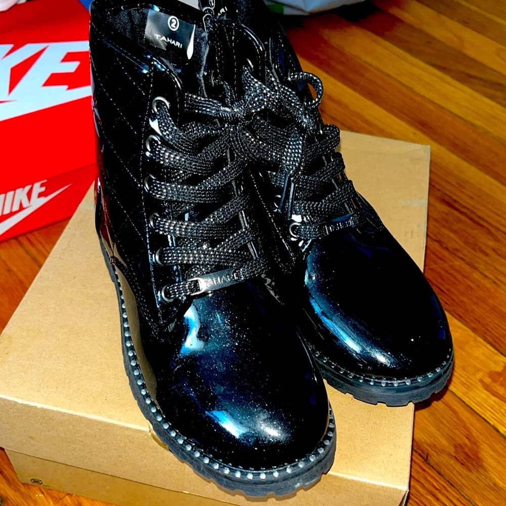 Kids Tahari boots size 2 great condition